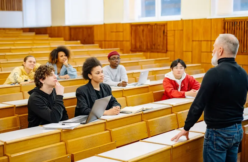 Stages de groupe d'étudiants - Neuronline Education